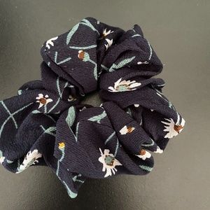 navy blue scrunchie w/ daisys and green stems